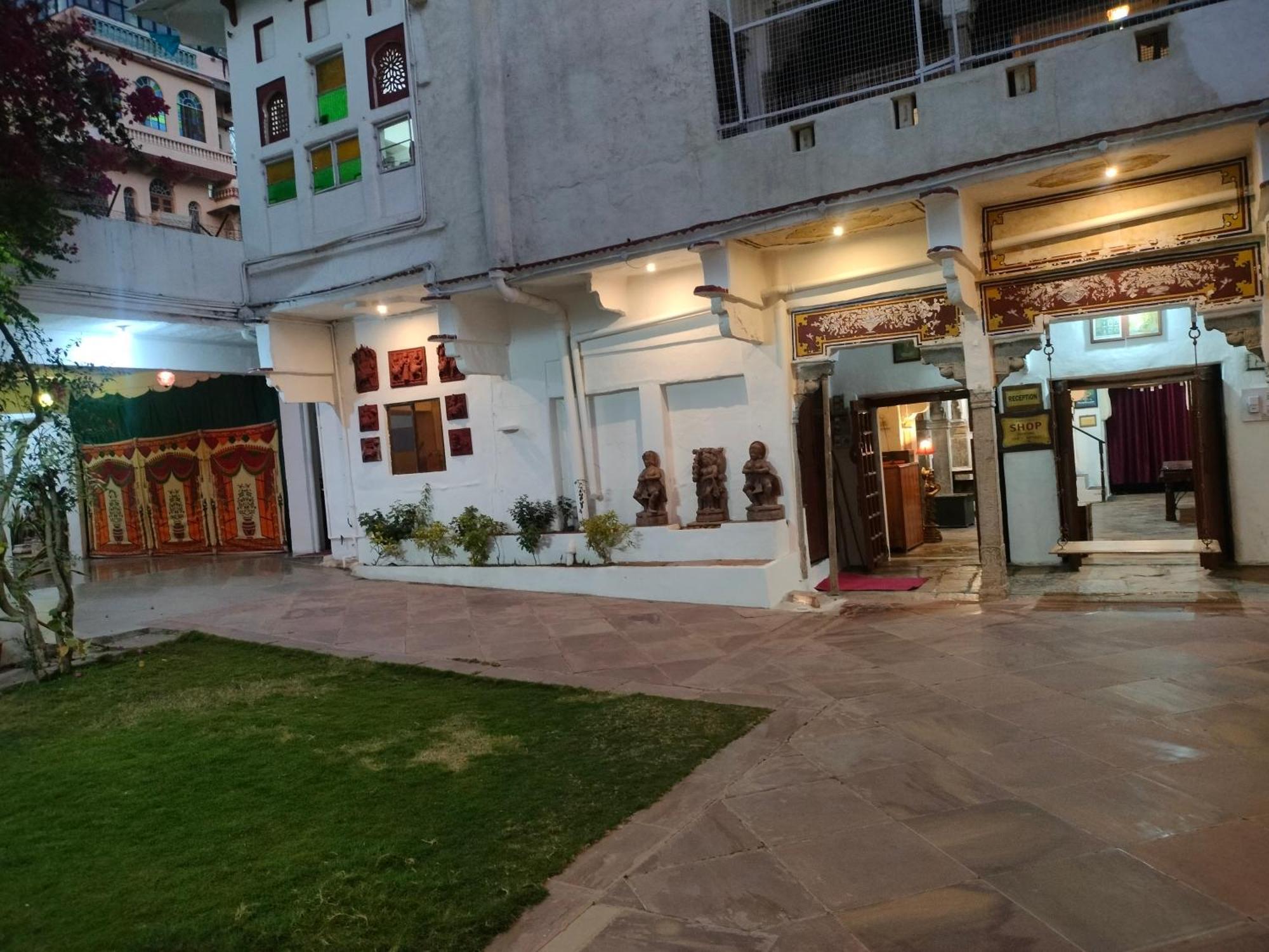 Haveli Braj Bhushanjee Heritage Hotel Būndi Extérieur photo