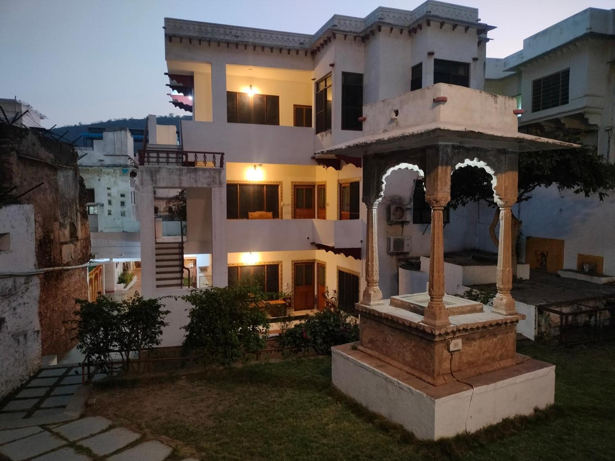 Haveli Braj Bhushanjee Heritage Hotel Būndi Extérieur photo