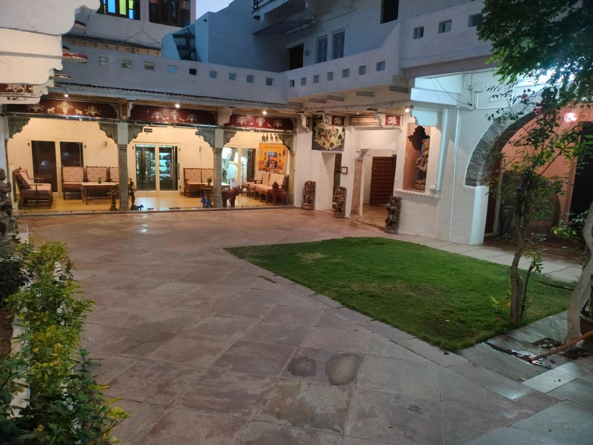 Haveli Braj Bhushanjee Heritage Hotel Būndi Extérieur photo